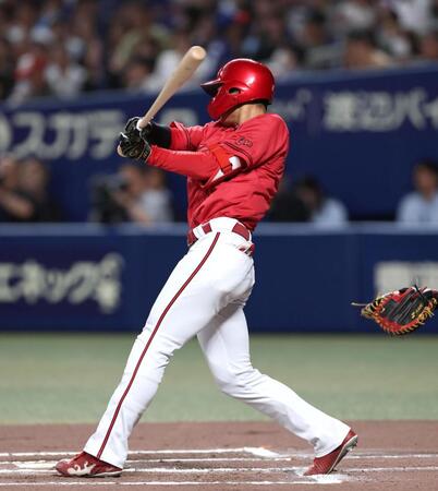 ６回、右前打を放つ名原（撮影・北村雅宏）