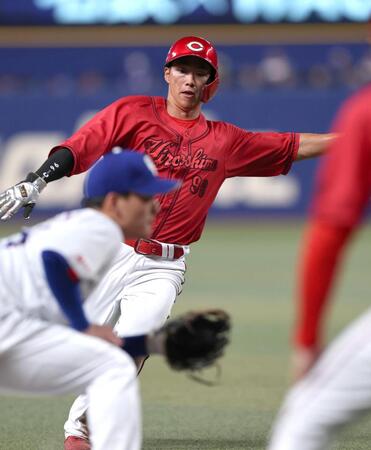 ３回、三進を狙う二走・中村奨（撮影・北村雅宏）
