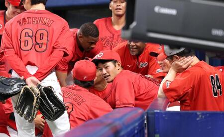 試合前の円陣で声を出す名原（中央）＝撮影・北村雅宏