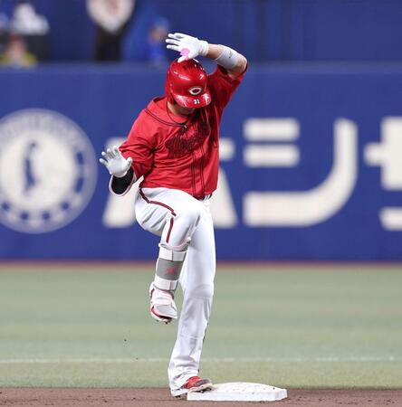 ６回、二塁打を放ち、ポーズをとる坂倉（撮影・北村雅宏）