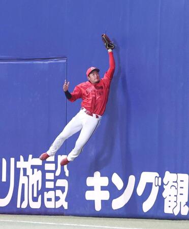 ５回、ボスラーの邪飛をキャッチする名原（撮影・北村雅宏）