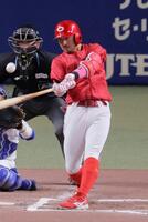 ６回、菊池が左越え２ランを放つ