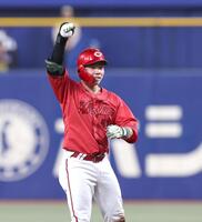 ６回、逆転適時二塁打を放ち、拳を握る持丸（撮影・北村雅宏）