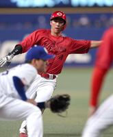 ３回、三進を狙う二走・中村奨（撮影・北村雅宏）