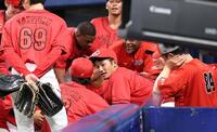 試合前の円陣で声を出す名原（中央）＝撮影・北村雅宏