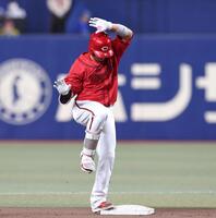 ６回、二塁打を放ち、ポーズをとる坂倉（撮影・北村雅宏）
