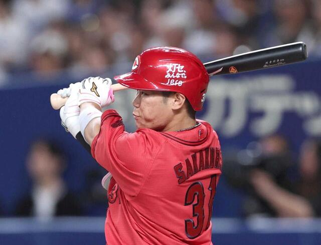 　７回、勝ち越し二塁打を放つ坂倉