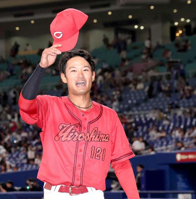 帽子を取ってファンの声援に応える名原（撮影・北村雅宏）