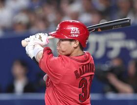 　７回、勝ち越し二塁打を放つ坂倉