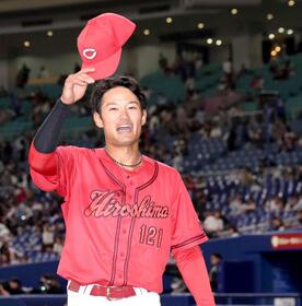 帽子を取ってファンの声援に応える名原（撮影・北村雅宏）
