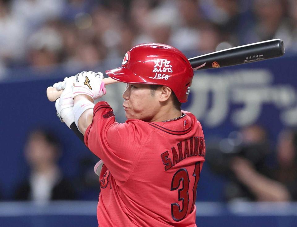 　７回、勝ち越し二塁打を放つ坂倉