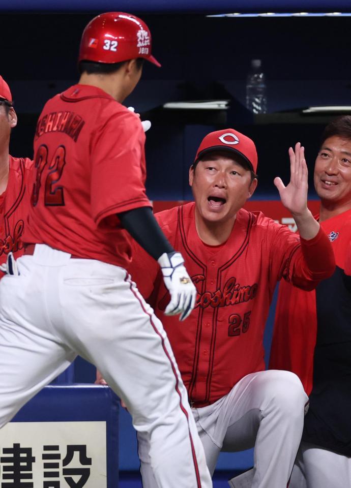 ４回、同点ソロを放った石原を迎える新井監督