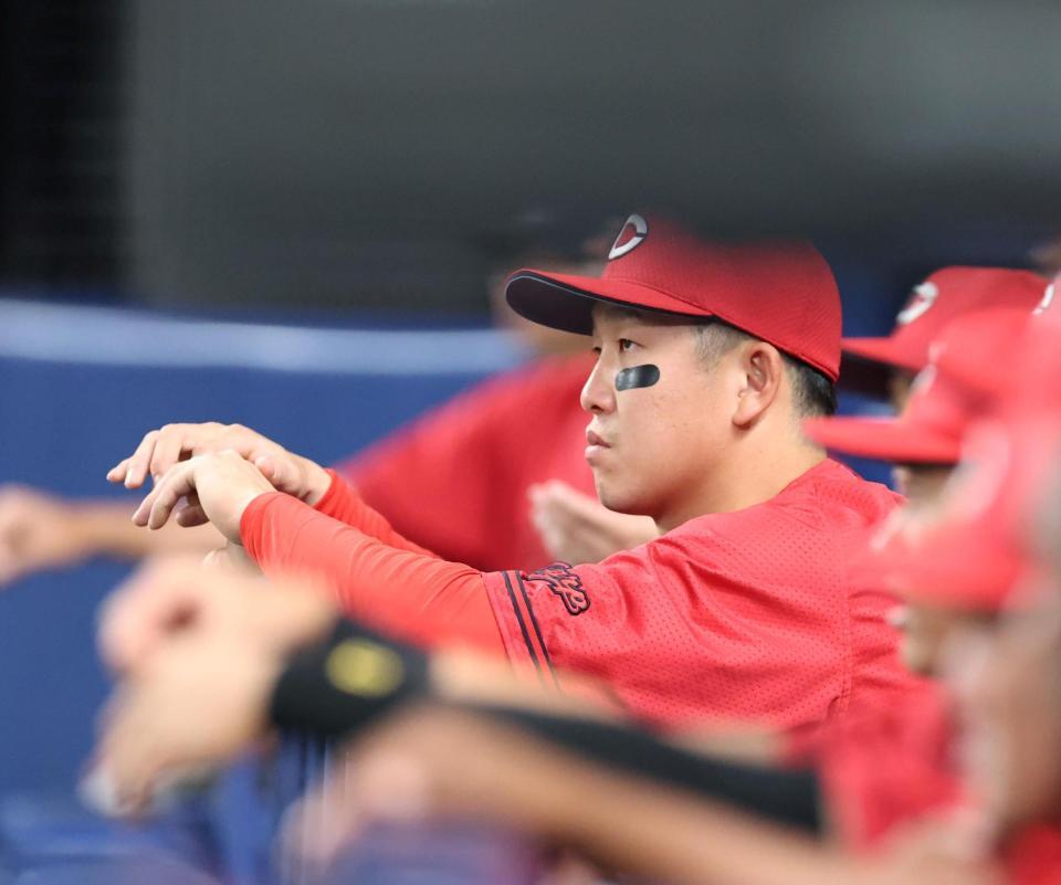 ３回の攻撃をベンチから見る小園（撮影・北村雅宏）