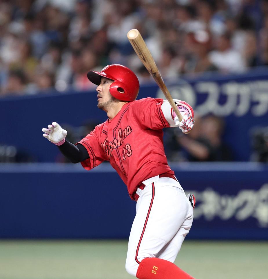 ６回、２ランを放つ菊池（撮影・北村雅宏）