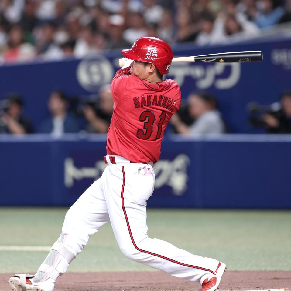 ６回、二塁打を放つ坂倉（撮影・北村雅宏）