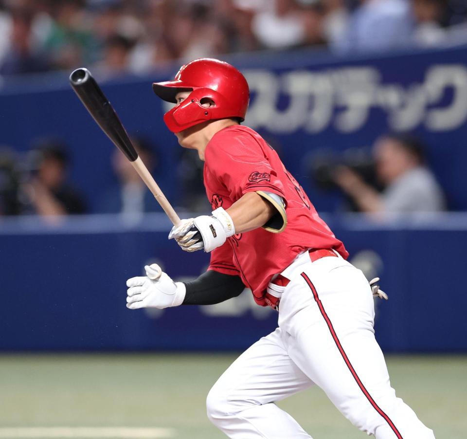 ３回、中前打を放つ中村奨（撮影・北村雅宏）