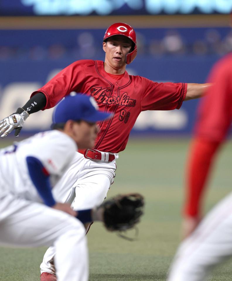 ３回、三進を狙う二走・中村奨（撮影・北村雅宏）