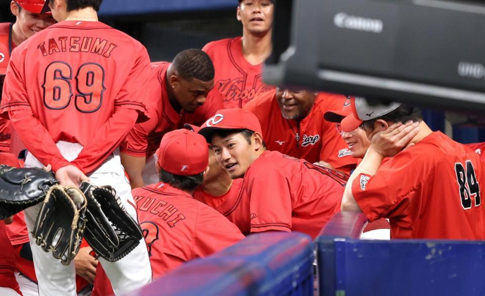試合前の円陣で声を出す名原（中央）＝撮影・北村雅宏