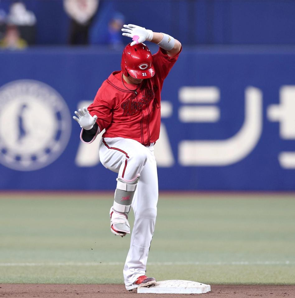 ６回、二塁打を放ち、ポーズをとる坂倉（撮影・北村雅宏）