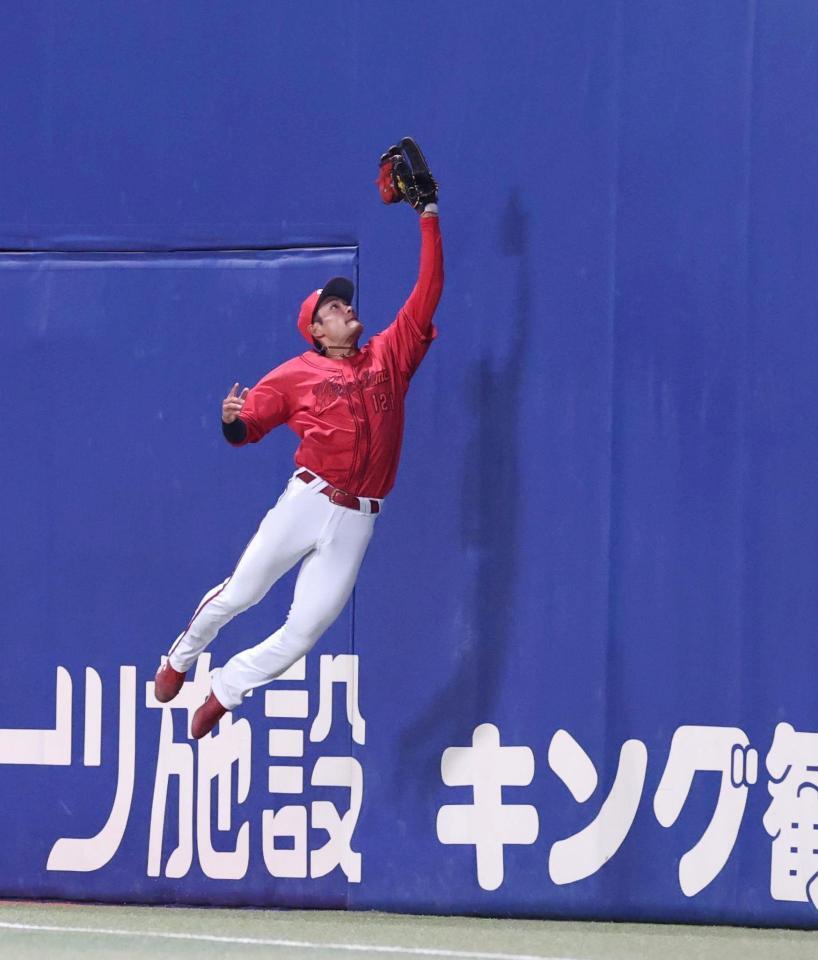 ５回、ボスラーの邪飛をキャッチする名原（撮影・北村雅宏）