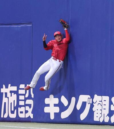 ５回、ボスラーの邪飛をキャッチする名原（撮影・北村雅宏）