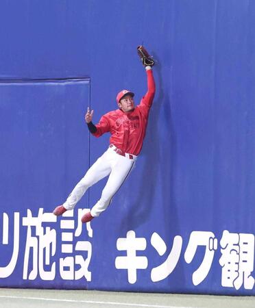 ５回、ボスラーの邪飛をキャッチする名原（撮影・北村雅宏）
