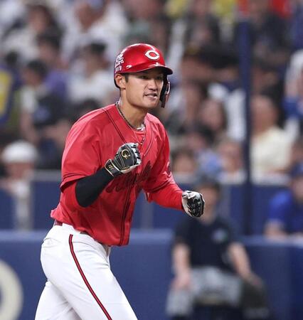 ６回、右前打を放ち、拳を握る名原（撮影・北村雅宏）