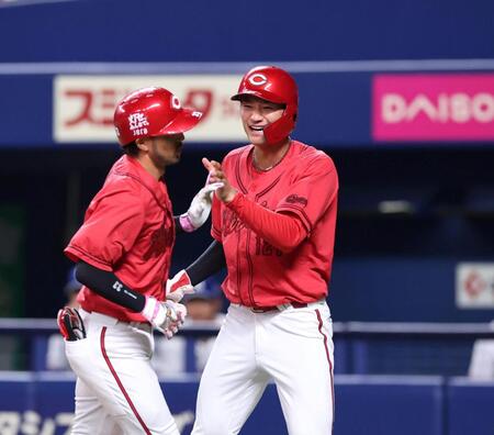 ６回、２ランを放った菊池を迎える名原（右）＝撮影・北村雅宏