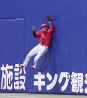 ５回、ボスラーの邪飛をキャッチする名原（撮影・北村雅宏）