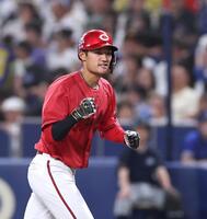 ６回、右前打を放ち、拳を握る名原（撮影・北村雅宏）