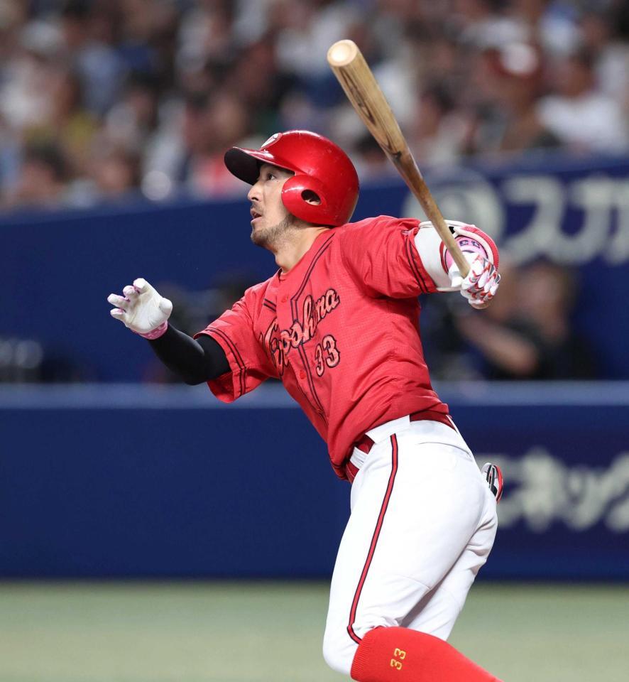 ６回、２ランを放つ菊池（撮影・北村雅宏）