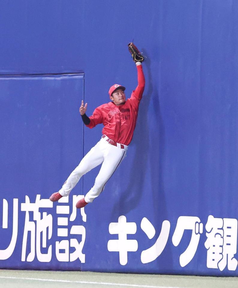 ５回、ボスラーの邪飛をキャッチする名原（撮影・北村雅宏）