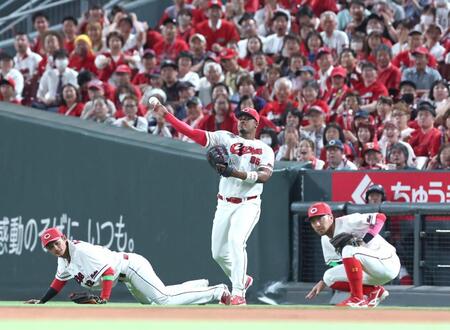 ８回、ソトの勝ち越し２点適時二塁打を処理し、送球するモンテロ（中央）＝撮影・北村雅宏