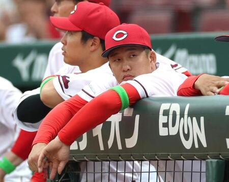 １回、ベンチから試合を見る小園（撮影・北村雅宏）