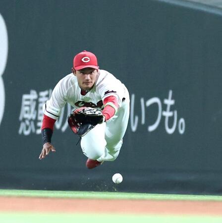 ８回、名原はソトのフライに飛び込むも、捕球できず。勝ち越しとなる２点適時二塁打となる（撮影・北村雅宏）