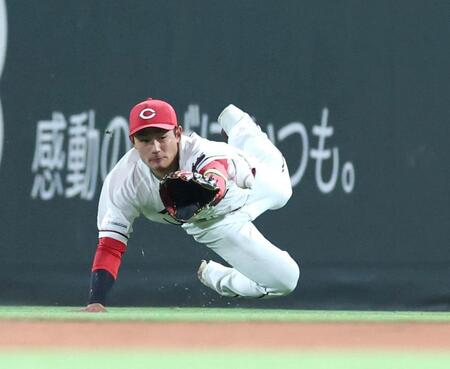 ８回、名原はソトのフライに飛び込むも、捕球できず。勝ち越しとなる２点適時二塁打となる（撮影・北村雅宏）