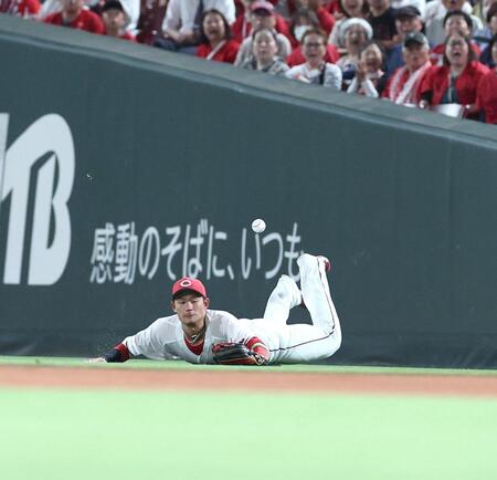 ８回、名原はソトのフライに飛び込むも、捕球できず。勝ち越しとなる２点適時二塁打となる（撮影・北村雅宏）