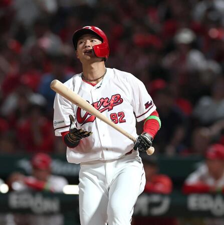 ５回、空振り三振に倒れる名原（撮影・北村雅宏）