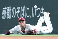 ８回、名原はソトのフライに飛び込むも、捕球できず。勝ち越しとなる２点適時二塁打となる（撮影・北村雅宏）