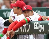１回、ベンチから試合を見る小園（撮影・北村雅宏）