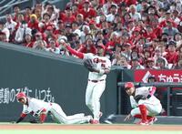 ８回、ソトの勝ち越し２点適時二塁打を処理し、送球するモンテロ（中央）＝撮影・北村雅宏