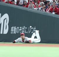 ８回、名原はソトのフライに飛び込むも、捕球できず。勝ち越しとなる２点適時二塁打となる（撮影・北村雅宏）