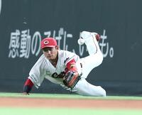 ８回、名原はソトのフライに飛び込むも、捕球できず。勝ち越しとなる２点適時二塁打となる（撮影・北村雅宏）