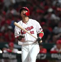 ５回、空振り三振に倒れる名原（撮影・北村雅宏）