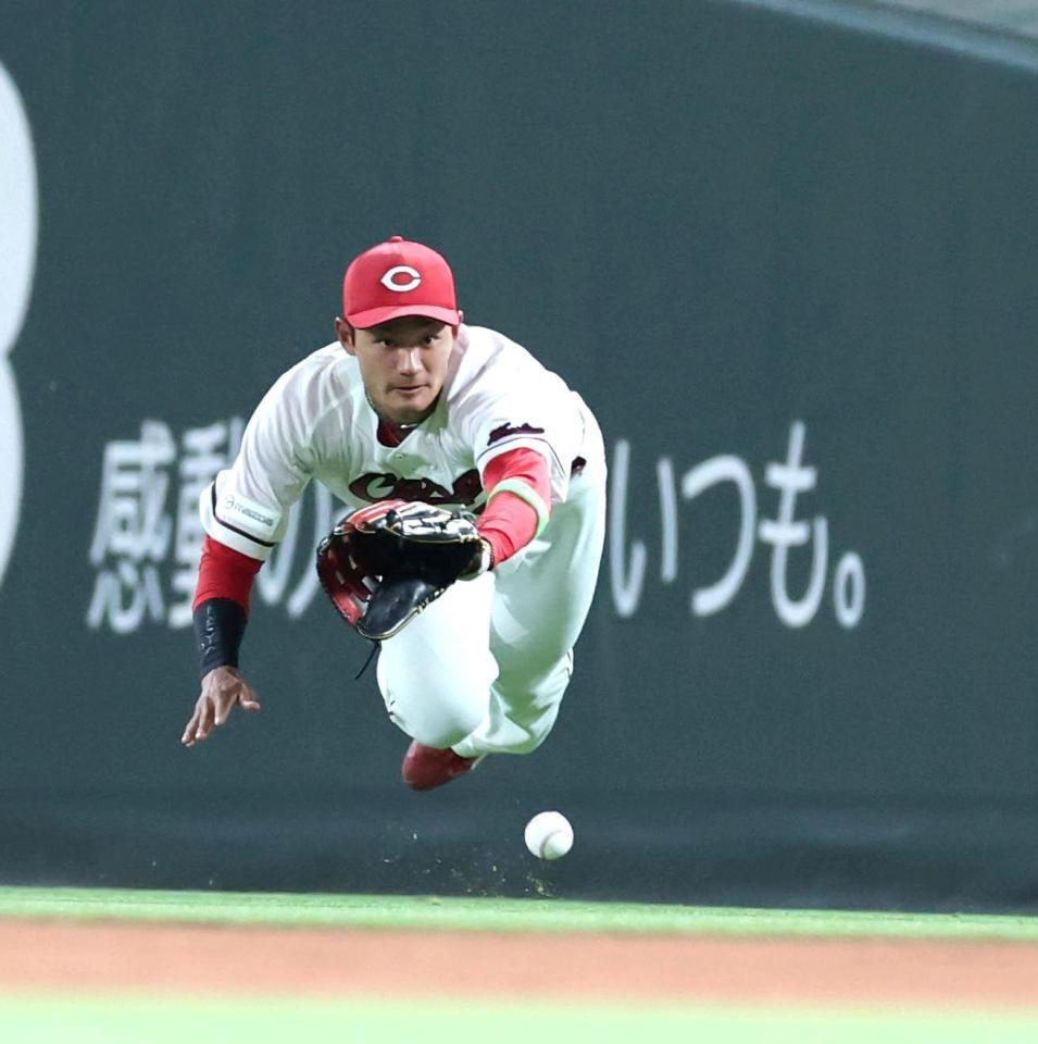 ８回、名原はソトのフライに飛び込むも、捕球できず。勝ち越しとなる２点適時二塁打となる（撮影・北村雅宏）
