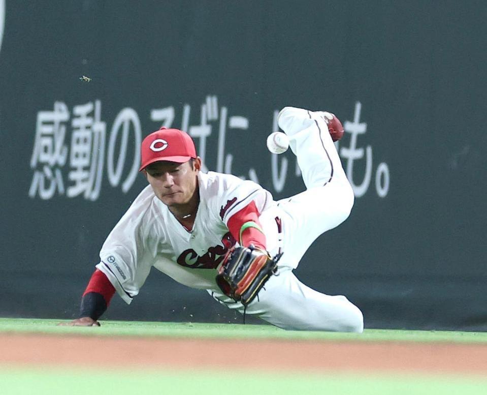 ８回、名原はソトのフライに飛び込むも、捕球できず。勝ち越しとなる２点適時二塁打となる（撮影・北村雅宏）