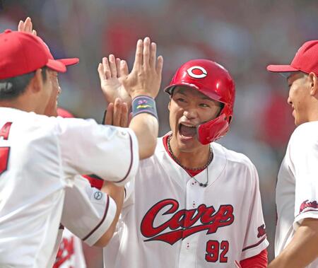 ３回、適時打を放ち、ナインとタッチを交わす名原（撮影・北村雅宏）