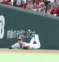 ８回、名原はソトのフライに飛び込むも捕球できず。勝ち越しの２点適時二塁打となる（撮影・北村雅宏）
