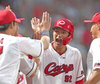 ３回、適時打を放ち、ナインとタッチを交わす名原（撮影・北村雅宏）