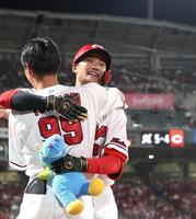 ８回、ソロを放った名原（右）は二俣と抱擁を交わす（撮影・北村雅宏）